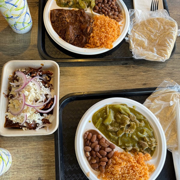 Charolas con guisados y enchiladas — Super Cocina